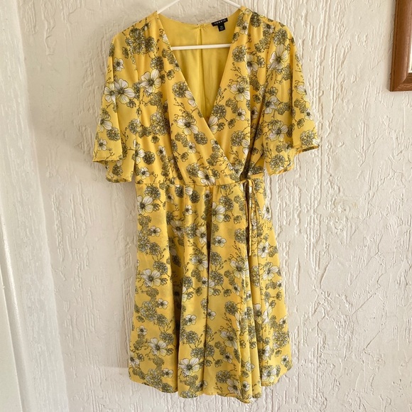 Torrid Yellow Floral Georgette Wrap Dress Size 10 - Picture 6 of 6